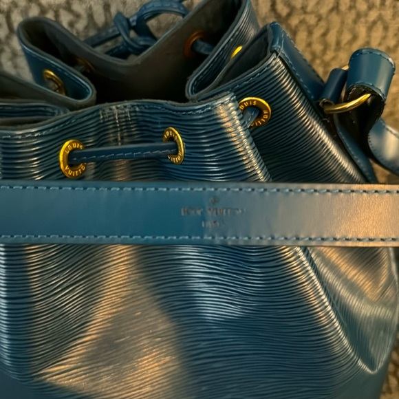 Like new authentic Louis Vuitton blue epi Petit Noe shoulder bag - Picture 8 of 12